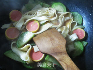 Pork Sausage and Green Radish Belt Noodles recipe