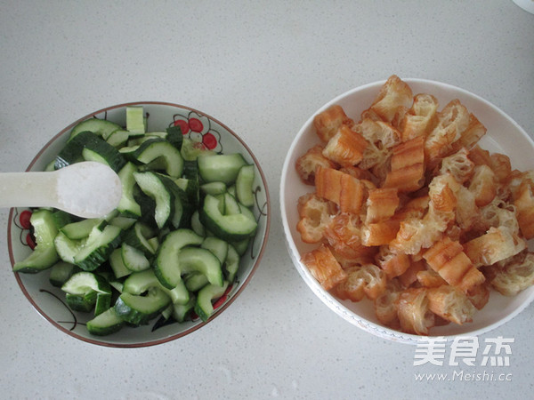 Cucumber Mixed with Old Fritters recipe