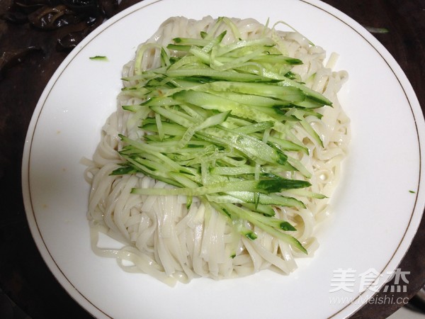 Simple Cold Noodles with Chicken Shredded recipe