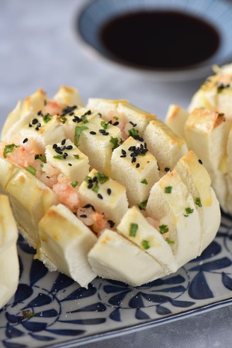 Flowering Shrimp and Cheese Buns recipe