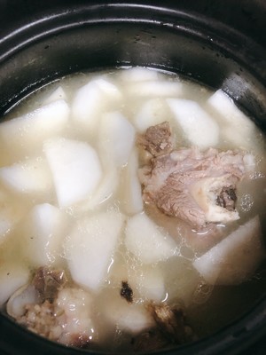The Simple and Easy-to-learn Lazy Bone Stewed Radish Soup, Which Invigorates The Spleen, Moisturizes and Increases The Marrow, is Very Suitable for The Elderly and Children. recipe