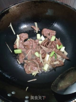 Stir-fried Pork Liver with Garlic Sprouts recipe