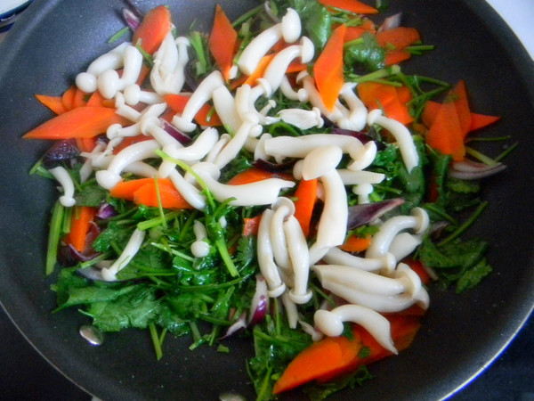 Stir-fried White Jade Mushroom with Seasonal Vegetables recipe