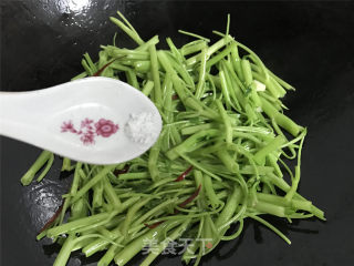 Stir-fried Water Spinach with Pickled Cucumbers recipe