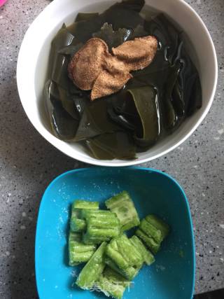 Bitter Gourd Pork Ribs Seaweed Soup recipe