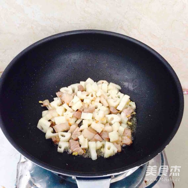 Braised Rice with Lotus Root and Carrots recipe