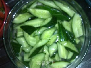 Cucumber Mixed with Strawberries recipe