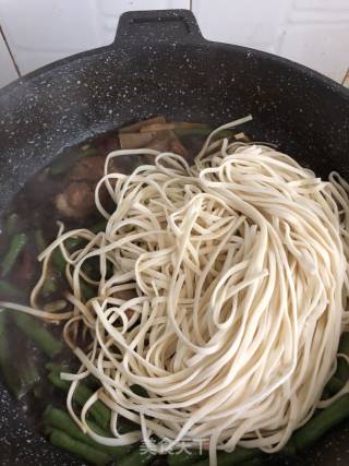 Braised Noodles with Beans and Pork Ribs recipe