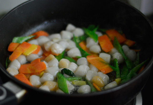 Stir-fried Fresh Shells with Seasonal Vegetables recipe