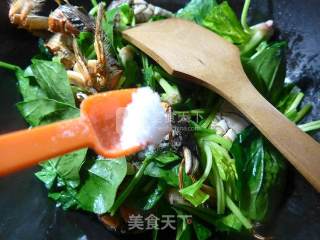 Stir-fried Hairy Crab with Spinach recipe