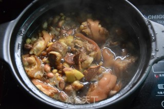 Soy Peanut Braised Pig's Trotter recipe