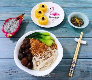 Rice Noodles with Meat Sauce and Seasonal Vegetables recipe