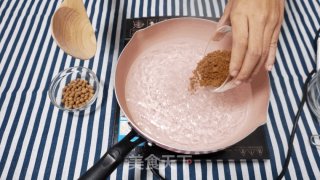 Delicious Food | Don't Want to Go to The Streets? Make An Internet Celebrity Black Sugar Pop Cake at Home! recipe