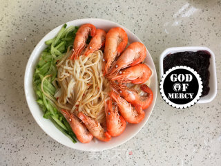 Delicious and Invincible Cold Noodles with Shrimp, Chopped Pepper and Cucumber recipe