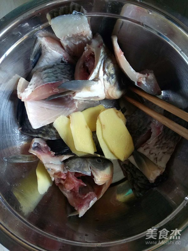 Garlic Crucian Fish Soup recipe