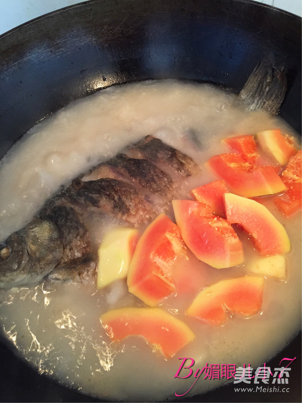 Papaya Crucian Carp Soup recipe