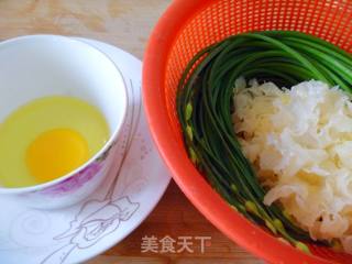 Stir-fried Eggs with White Fungus and Leek Moss recipe