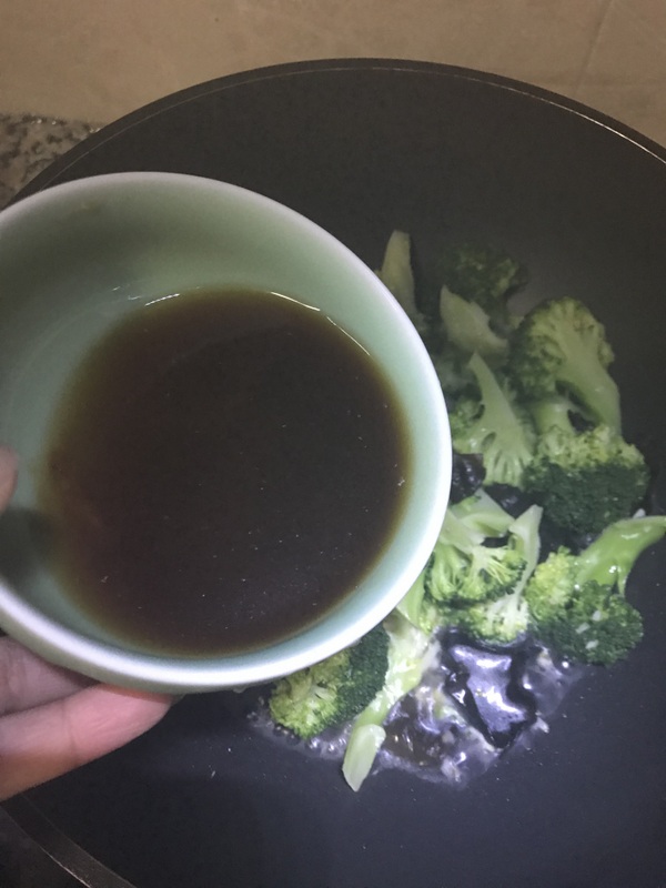 Stir Fried Fungus with Garlic Broccoli recipe