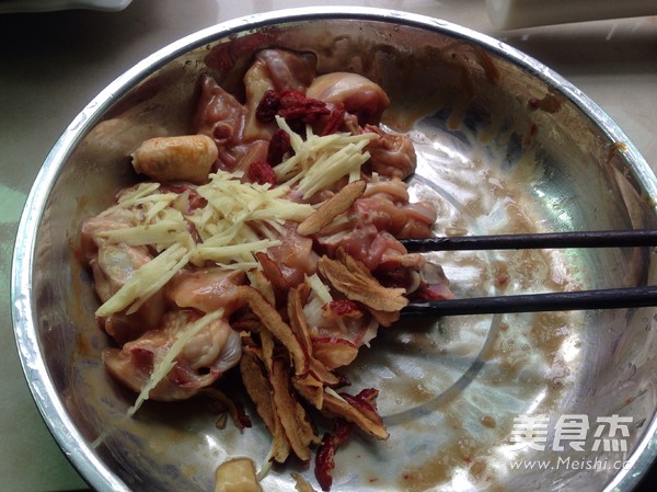 Steamed Chicken with Fresh Cordyceps Flowers and Fungus recipe