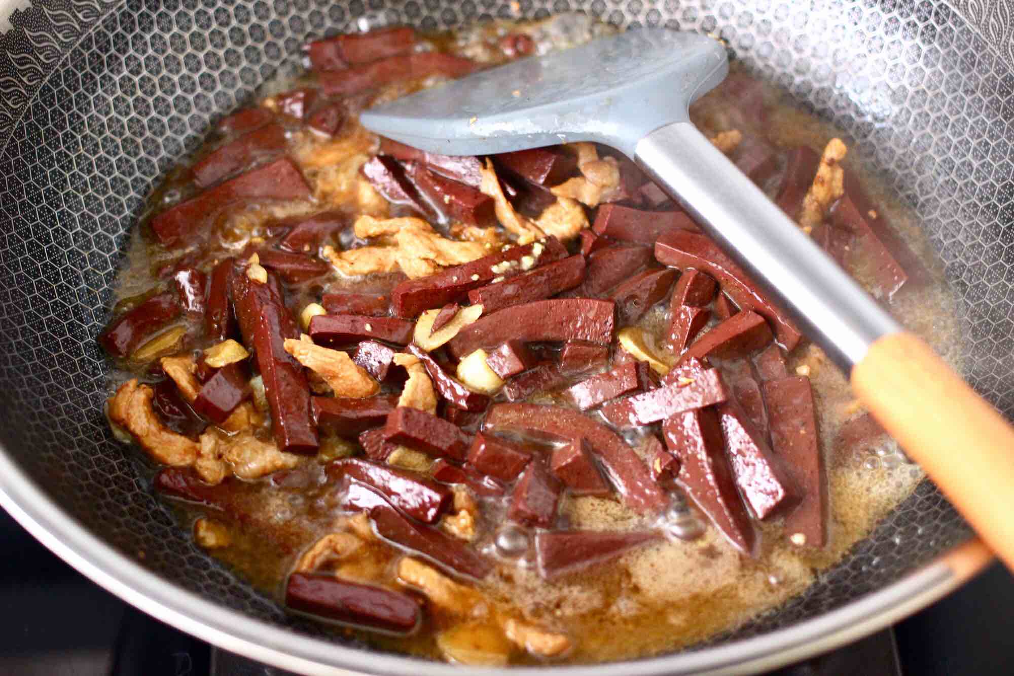 Stir-fried Pork Blood with Garlic Plum Pork recipe