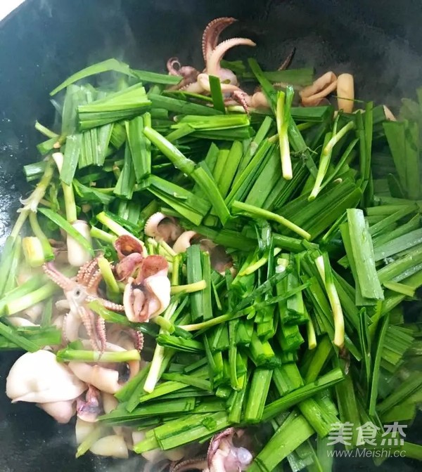 Stir-fried Pentube Fish with Leek recipe