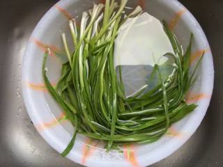 Stir-fried Fatty Sausage with Homemade Garlic Leaves recipe