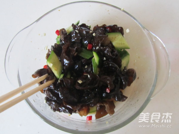 Old Vinegar Cucumber Mixed with Fungus recipe