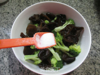 Broccoli with Black Fungus recipe