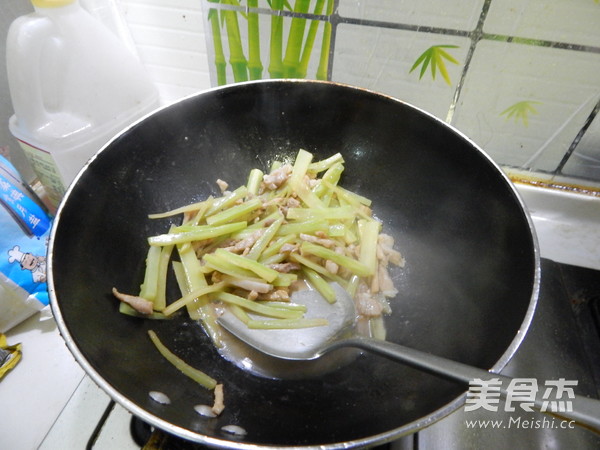 Lettuce Shredded Pork Noodles recipe