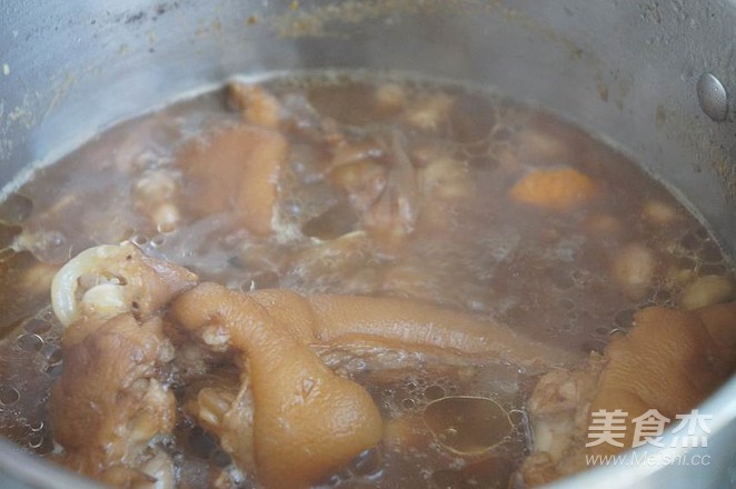 Braised Pig's Trotters with Peanuts recipe