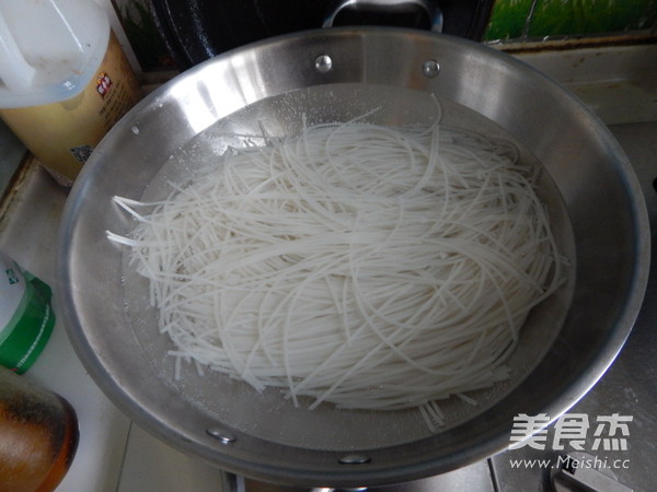 Stir-fried Rice Noodles with Shredded Pork recipe