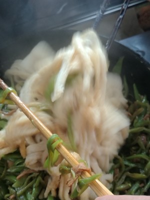 Kidney Beans Stir-fried Shredded Pork and Tendon Noodles recipe