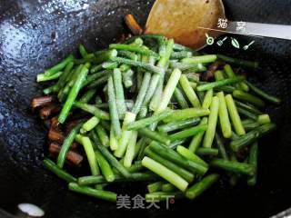 Grilled Rice Eel with Garlic Sprouts recipe