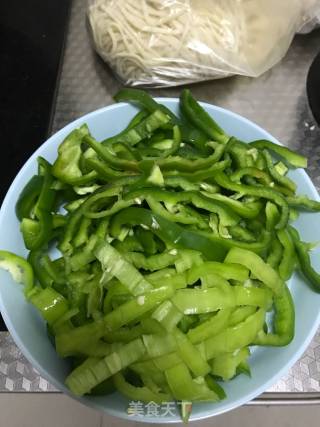 Fried Noodles with Green Pepper and Pork recipe