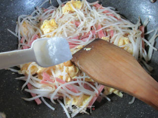 Stir-fried Mung Bean Sprouts with Duck Eggs with Brine Square Legs recipe