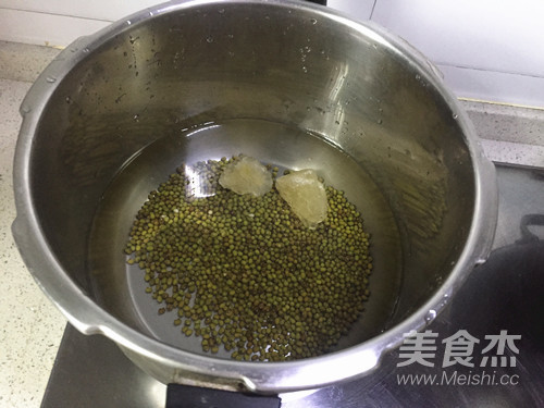 Mung Bean Lily Soup recipe