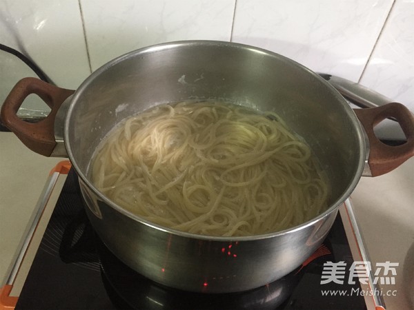 Seasonal Vegetable Black Pepper Sauce Noodles recipe