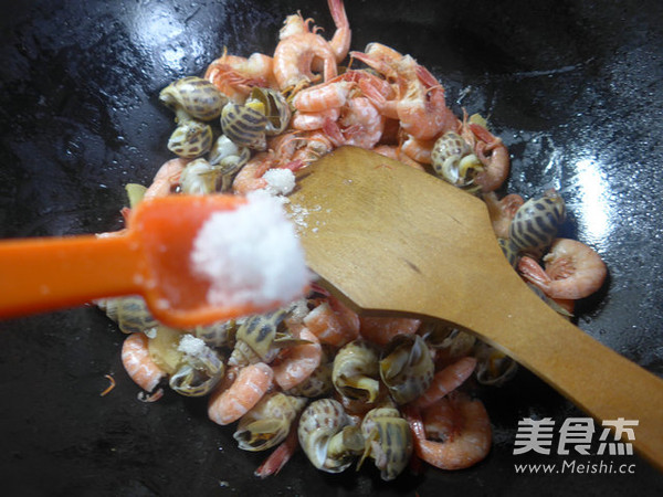 Fried Sea Prawns with Snail recipe