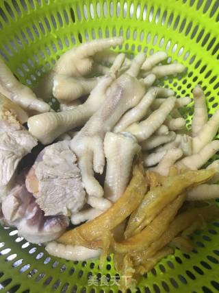 Beauty Soup (chicken Feet in Pot with Flower Maw) recipe