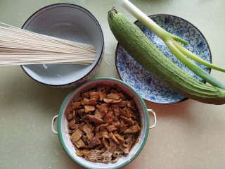 Loofah Shredded Pork Noodles recipe