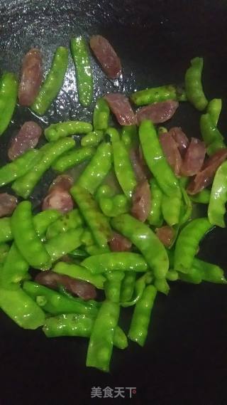 Teach You How to Stir-fry-fried Sausage with Snow Peas recipe