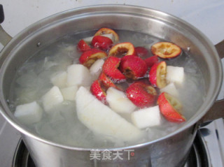 Appetizing and Nourishing Lungs with White Fungus and Sydney Red Fruit Soup recipe