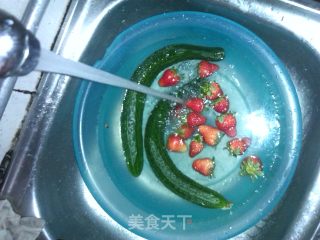 Cucumber Mixed with Strawberries recipe