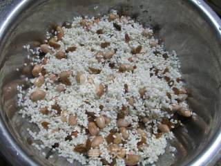 Glutinous Rice Dumplings with Peanuts and Raisins recipe