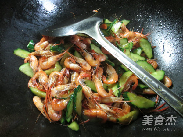 Stir-fried River Prawns with Cucumber recipe