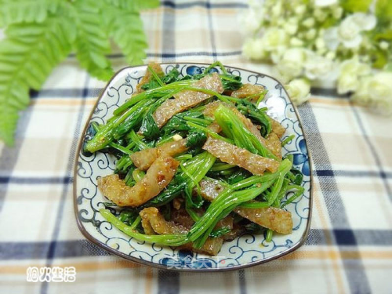 Love Your Skin for A Lifetime-fried Pork Skin Mixed with Spinach recipe