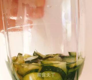 Cucumber and Egg Yolk Rice Noodles recipe