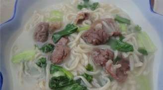 Green Vegetable Beef Noodle