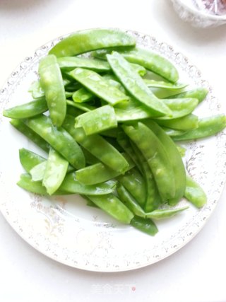 Stir-fried Snow Peas with Spicy Sausage recipe