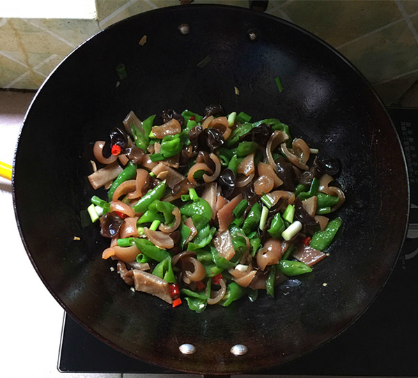Stir-fried Braised Pork Skin with Green Peppers recipe